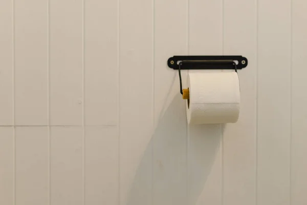 Mjuk Toalettpapper Rulle Vit Vägg Badrum Med Kopieringsutrymme — Stockfoto