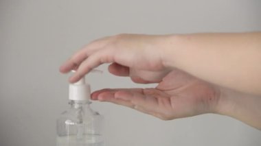 Yakındaki adam elini temizlemek için alkol jeli kullanıyor ve korona virüsünü durdurmak için bakteriyi temizliyor. Virüse karşı koruma, Covid 19, Coronavirus 2019