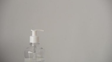 Kapalı alan kadınları, Corona virüsünü durdurmak için el temizleme ve bakterileri temizlemek için alkol jeli kullanır. Virüse karşı koruma, Covid 19, Coronavirus 2019