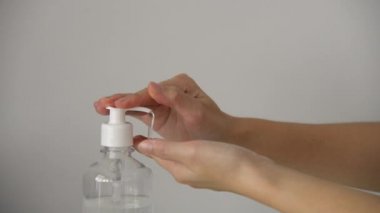 Kapalı alan kadınları, Corona virüsünü durdurmak için el temizleme ve bakterileri temizlemek için alkol jeli kullanır. Virüse karşı koruma, Covid 19, Coronavirus 2019