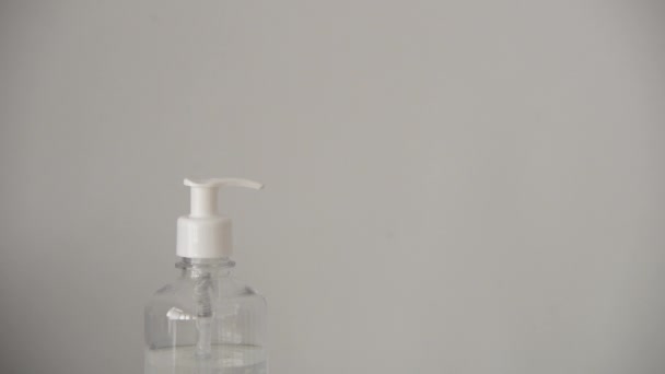 Kapalı alan kadınları, Corona virüsünü durdurmak için el temizleme ve bakterileri temizlemek için alkol jeli kullanır. Virüse karşı koruma, Covid 19, Coronavirus 2019 — Stok video