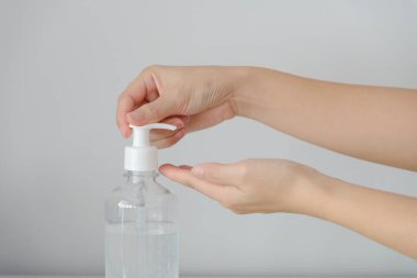 Kapalı alan kadınları, Corona virüsünü durdurmak için el temizleme ve bakterileri temizlemek için alkol jeli kullanır. Virüse karşı koruma, Covid 19, Coronavirus 2019