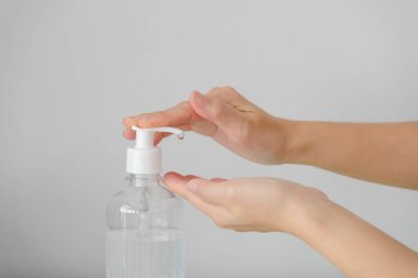 Kapalı alan kadınları, Corona virüsünü durdurmak için el temizleme ve bakterileri temizlemek için alkol jeli kullanır. Virüse karşı koruma, Covid 19, Coronavirus 2019