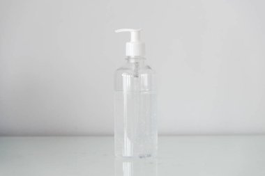 Masasında alkol jeli ve fotokopi alanı olan plastik şişe pompası. El temizliği ve korona virüsü salgınını durdurmak için bakteri temizlemek için. Virüse karşı koruma, Covid 19, Coronavirus 2019. Hijyen ve sağlık hizmetleri kavramı