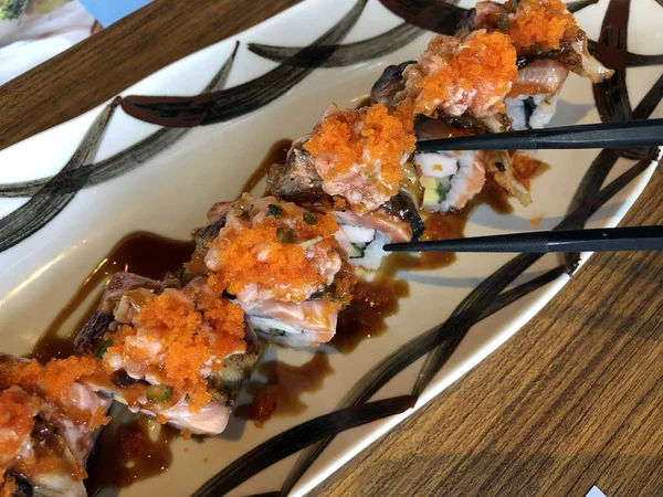 California Sushi Roll Avec Baguettes Cuisine Japonaise Fait Saumon Cru — Photo