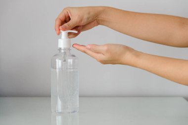 Kapalı alan kadınları, Corona virüsünü durdurmak için el temizleme ve bakterileri temizlemek için alkol jeli kullanır. Virüse karşı koruma, Covid 19, Coronavirus 2019