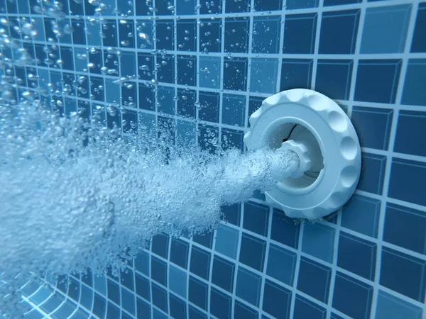 Termal kaplıca havuzunda jakuziden çıkan hava kabarcıkları