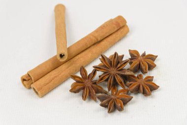 Tarçın çubukları ve beyaz tuval arka planda yıldız anason baharatı