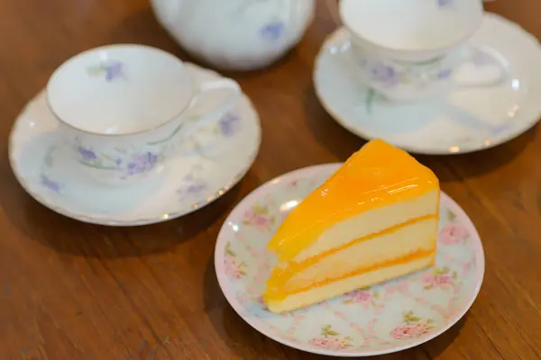 Piece Delicious Orange Cake Teapot Cup Tea Wooden Table — Stock Photo, Image