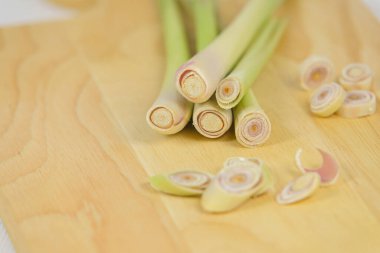 Taze limon otu ve tahtanın üzerinde taze limon otu dilimi.