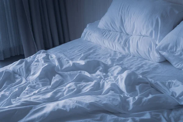 Zerknitterte Weiße Decke Mit Weichen Kissen Auf Bequemen Bett Morgen — Stockfoto