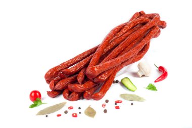 Haşlanmış füme sosis ve baharat biberli defne kompozisyonu.