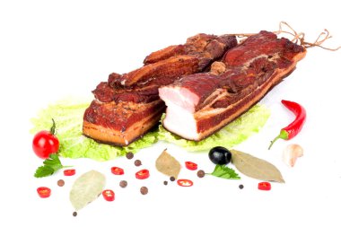 Izgara ızgara füme et ve baharat biberli defne kompozisyonu.