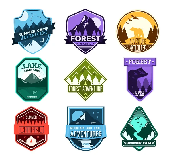 Badge för skogen camping, prospektering läger, turism extrem sport club. Vilda resa klistermärke. — Stock vektor