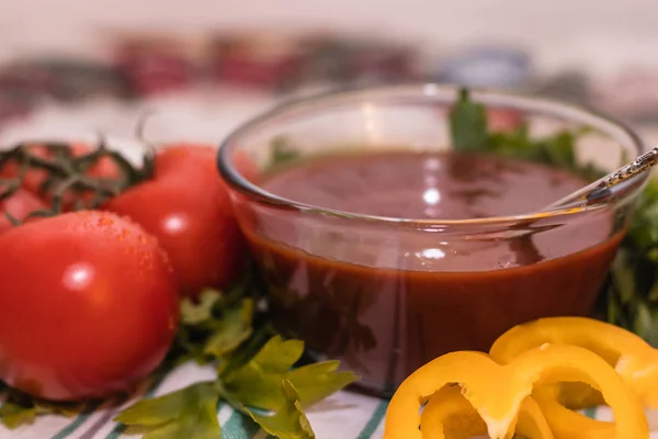 Tomatpuré med tomater på träbord — Stockfoto