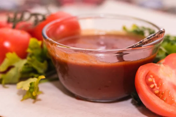 Tahta masalarda domatesli domates ezmesi. — Stok fotoğraf