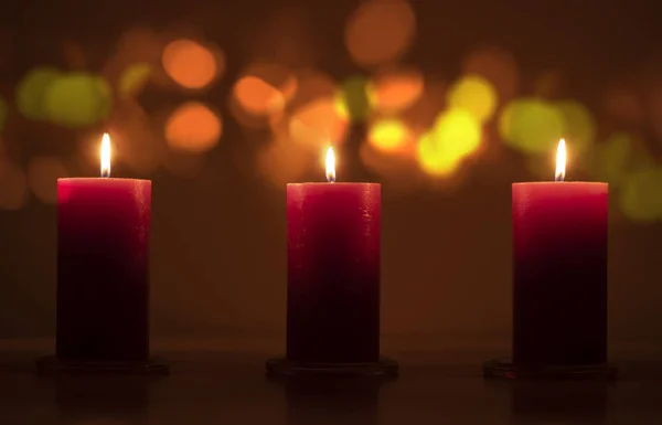 Llama de velas rojas en primer plano nocturno —  Fotos de Stock
