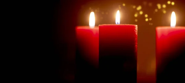 Candele rosse fiamma di notte primo piano — Foto Stock