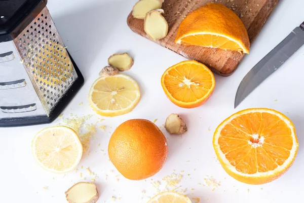 Naranja y limón sobre fondo blanco. De cerca. — Foto de Stock