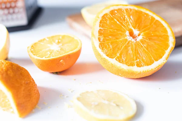 Naranja y limón sobre fondo blanco. De cerca. — Foto de Stock
