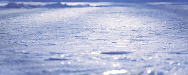 Mavi panoramik buz yüzeyi Noel tatili sırasında kış arka plan olarak seçici odak ile kar ile kaplı