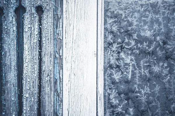 Fondo de invierno con patrón de heladas en ventana rústica con espacio de copia — Foto de Stock