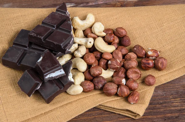 Çikolata ve fındık ile ahşap üzerine peçete