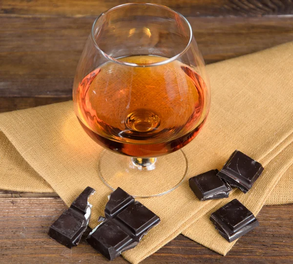 브랜디와 초콜릿 나무 테이블의 유리 — 스톡 사진
