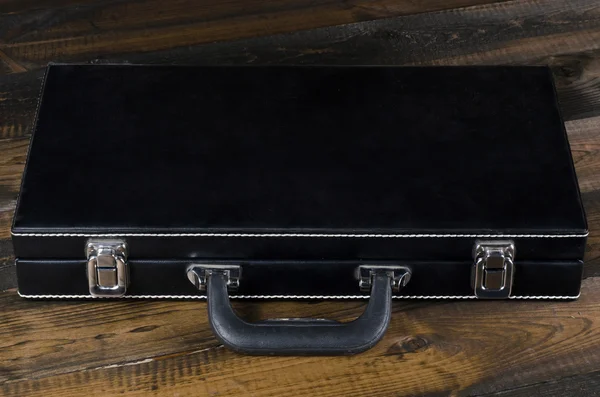 deri poker chip çanta ahşap arka plan üzerinde