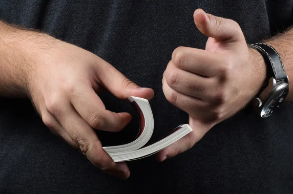 Eller kartları karıştırma closeup