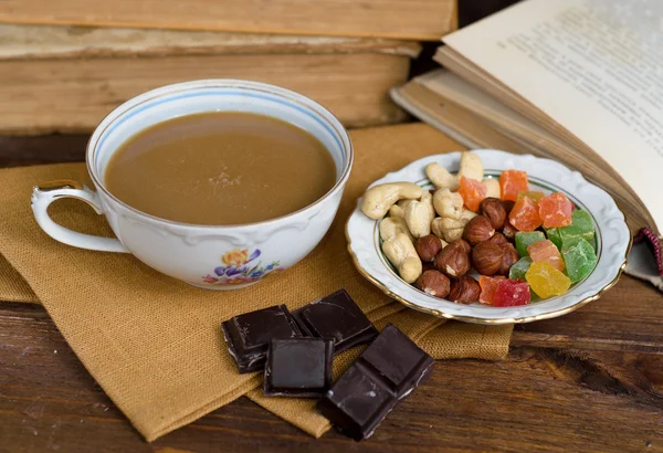 Kuru meyveler ve peçete Çikolata kahve