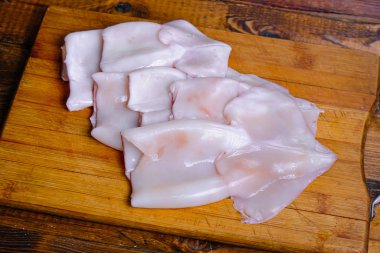 Ahşap arkaplanda ham mürekkep balığı bileşimi