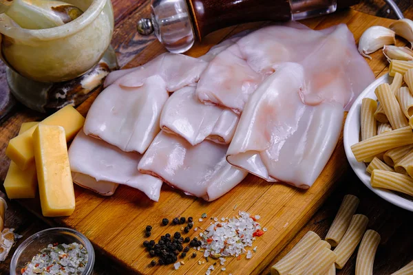 Ahşap arkaplanda ham mürekkep balığı bileşimi