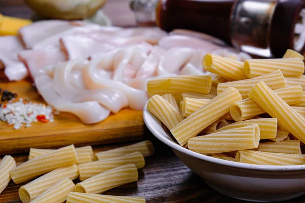 Ahşap arkaplanda ham mürekkep balığı bileşimi