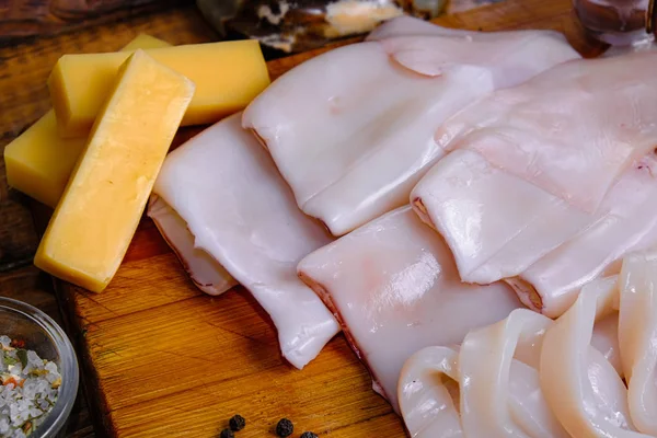 Ahşap arkaplanda ham mürekkep balığı bileşimi