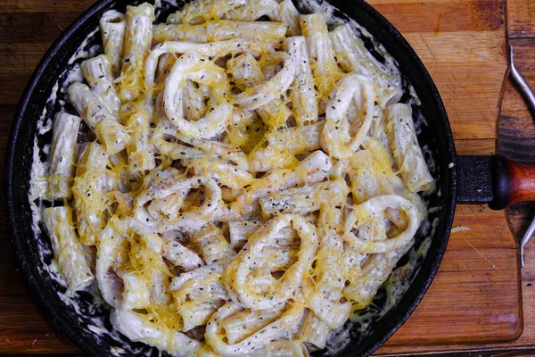 ahşap arka planda kalamar makarna kompozisyonu