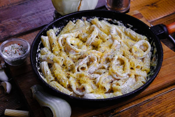 ahşap arka planda kalamar makarna kompozisyonu