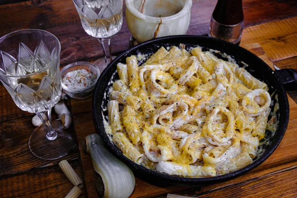 ahşap arka planda kalamar makarna kompozisyonu