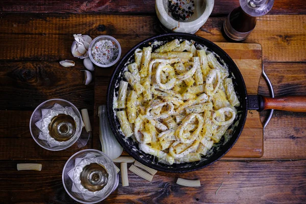 Tintenfisch-Pasta-Komposition auf einem hölzernen Hintergrund — Stockfoto