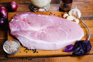 Ahşap arka planda ham jambon kompozisyonu