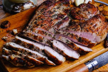 Ahşap bir arka planda kızarmış jambon kompozisyonu