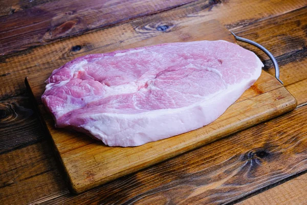 Composizione di prosciutto crudo su fondo di legno — Foto Stock