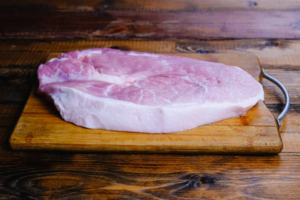 Ahşap arka planda ham jambon kompozisyonu