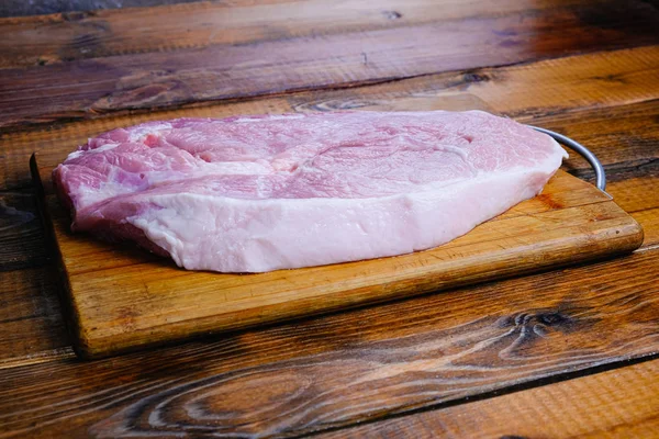 Ahşap arka planda ham jambon kompozisyonu