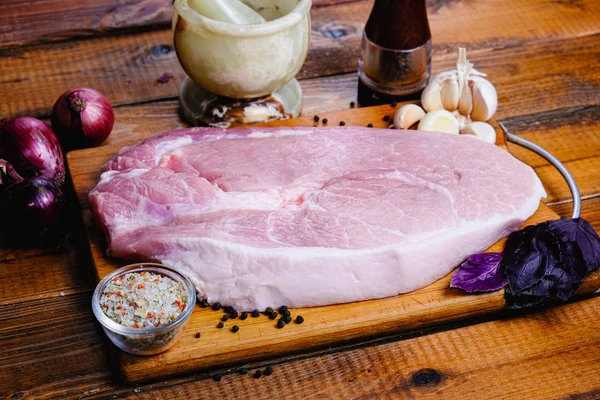 Ahşap arka planda ham jambon kompozisyonu