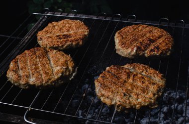 bbq ızgarasında tavuk burger kompozisyonu