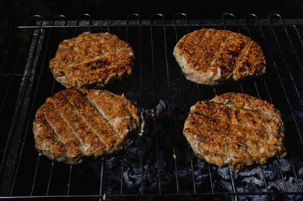 Chicken-Burger-Komposition auf einem Grill — Stockfoto