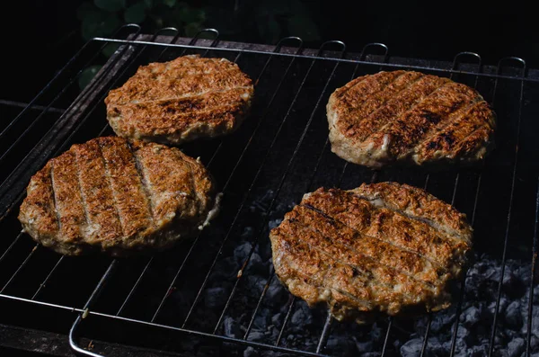 Chicken-Burger-Komposition auf einem Grill — Stockfoto