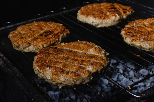 Chicken-Burger-Komposition auf einem Grill — Stockfoto