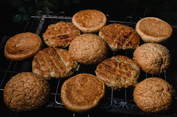 bbq ızgarasında tavuk burger kompozisyonu